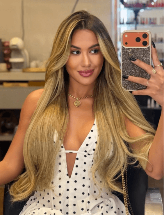 Cliente com loiro iluminado longo