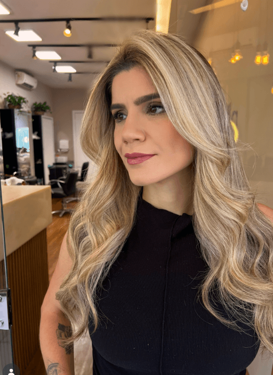 Loiro iluminado longo com ondas, no salão