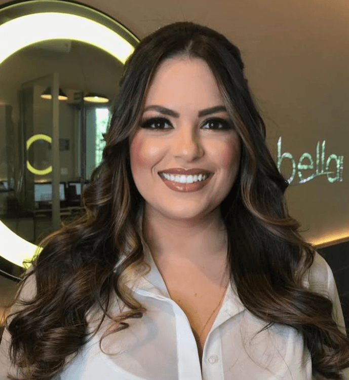 Cabelo castanho escuro com ondas e maquiagem
