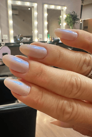 Unhas alongadas em tom nude perolado