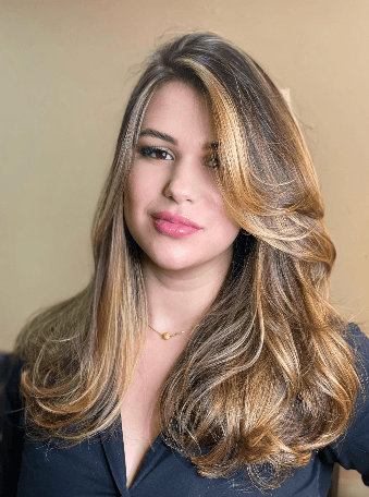 Morena iluminada com mechas loiras ao redor do rosto
