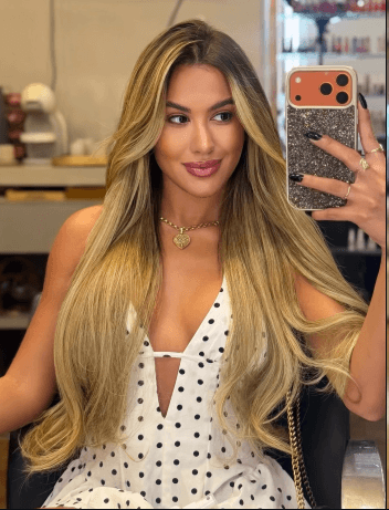 Loiro longo com ondas, selfie no espelho do salão